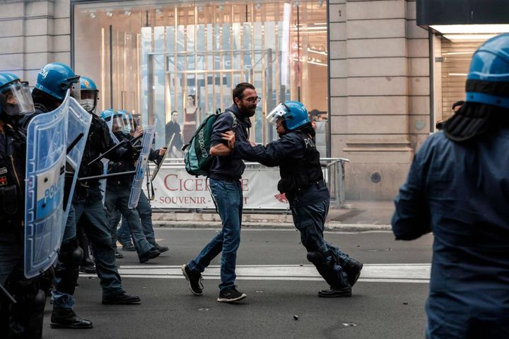 Roma, un manifestante e una poliziotta si fronteggiano