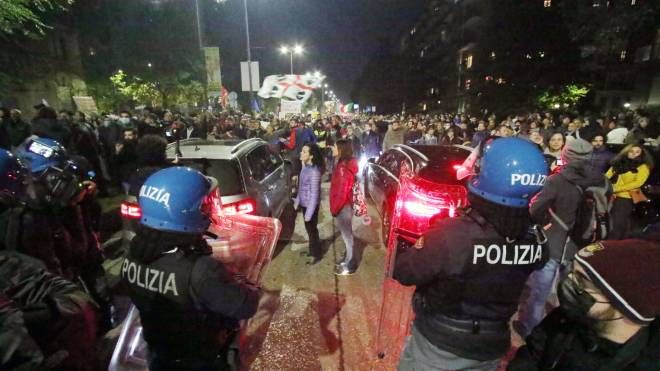 Corteo no Green pas Milano, polizia in assetto antisommossa