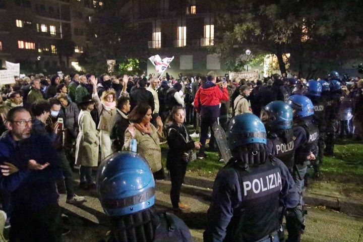 La Polizia tenta di arginare la folla di manifestanti no Green pass
