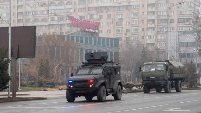 Veicoli militari lungo una strada di Almaty