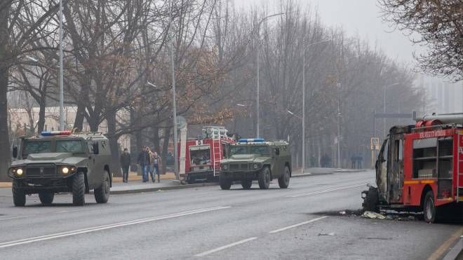 Veicoli militari nel centro di Almaty