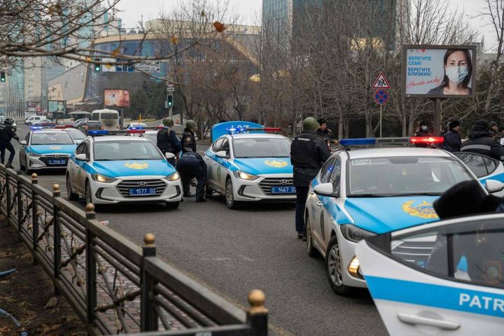 La polizia blocca una strada in centro ad Almaty