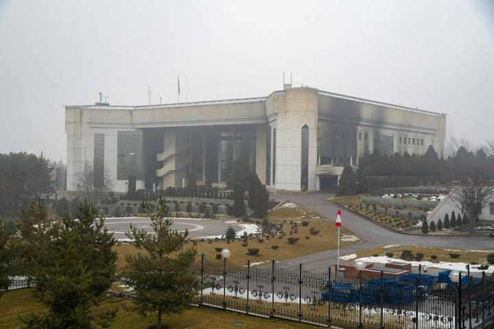 Un palazzo amministrativo incendiato ad Almaty 