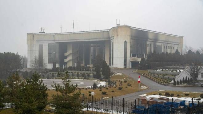 Un palazzo amministrativo incendiato ad Almaty 