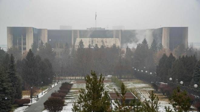 Esce ancora fumo dall'edificio amministrativo dato alle fiamme ad Almaty