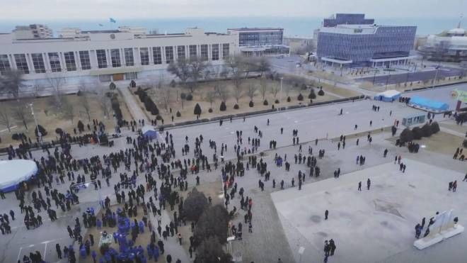 I protestanti radunati in una piazza di Almaty (foto Azamat Sarsenbayev)