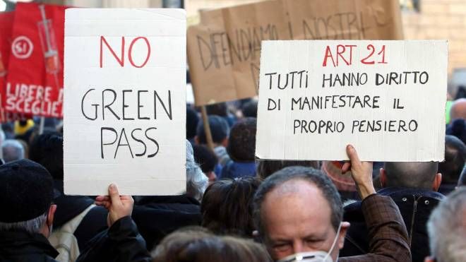 Manifestanti no green pass in piazza XXV Aprile 