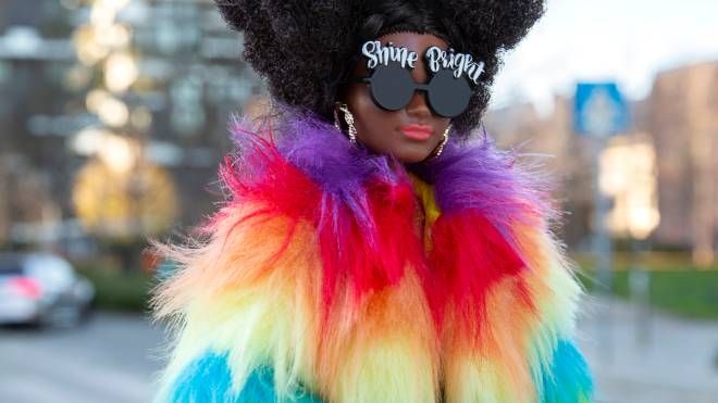 Gianni Rando ha rinnovato il look di  Barbie afro con un dettaglio colorato