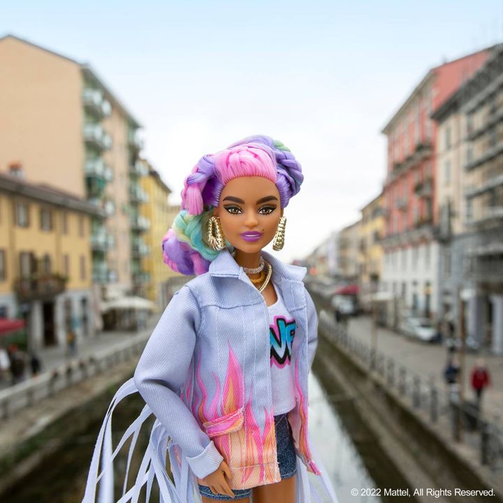 Luigi Martini ha raccolto i capelli arcobaleno della sua Barbie in un'elegante acconciatura