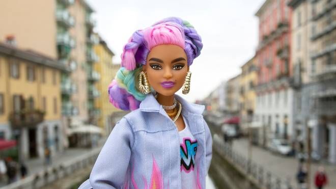 Luigi Martini ha raccolto i capelli arcobaleno della sua Barbie in un'elegante acconciatura