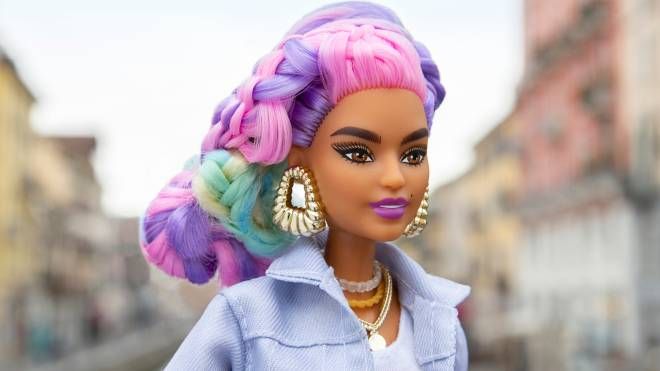 Luigi Martini ha raccolto i capelli arcobaleno della sua Barbie in un'elegante acconciaturamullet