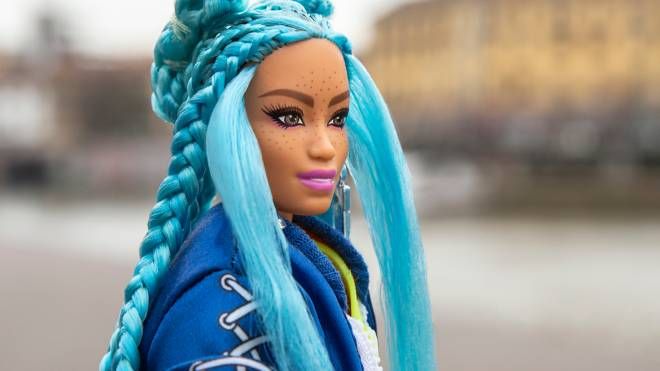 Emanuele Vona ha guardato ad Alexander Mcqueen per la Barbie con voluminosi capelli blu