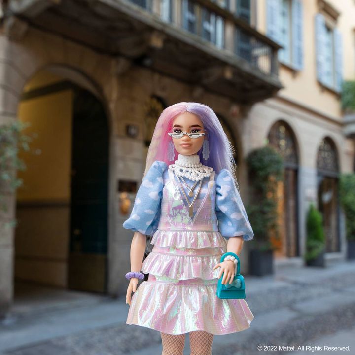 Lorenzo Marchelle ha rinnovato il look alla Barbie curvy: lunghi capelli rosa e viola sistemati in un mullet