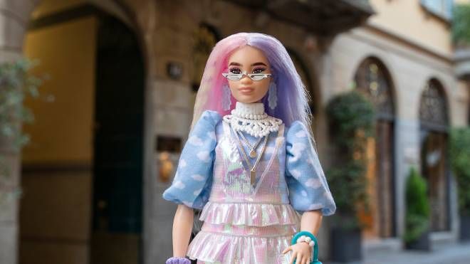 Lorenzo Marchelle ha rinnovato il look alla Barbie curvy: lunghi capelli rosa e viola sistemati in un mullet