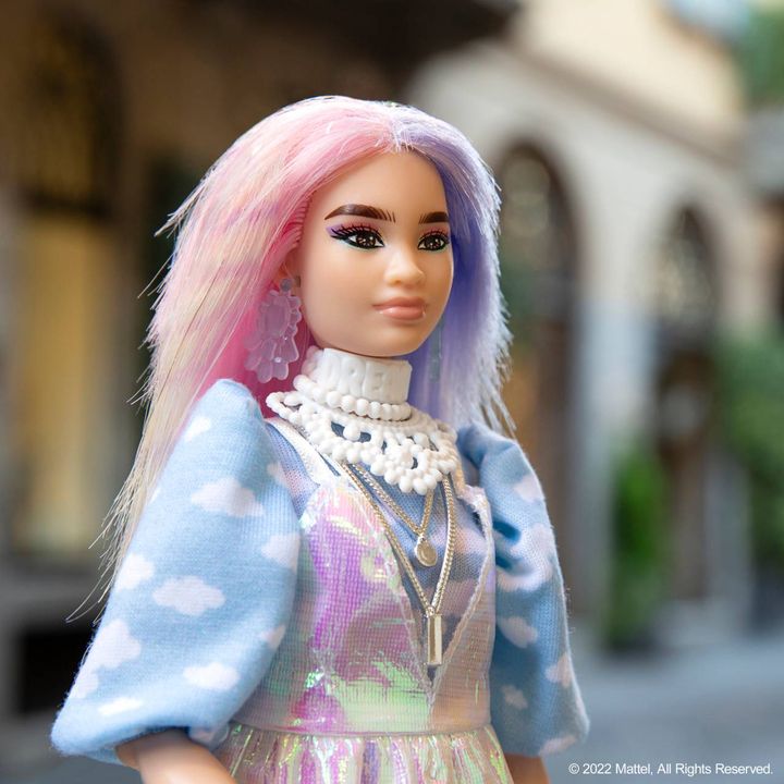 Lorenzo Marchelle ha rinnovato il look alla Barbie curvy: lunghi capelli rosa e viola sistemati in un mullet 