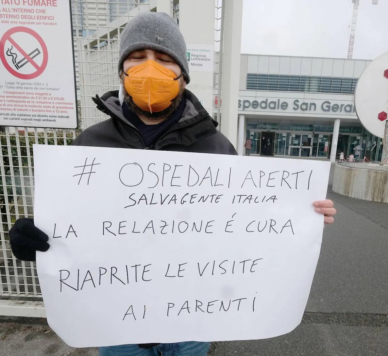 Il presidente di Salvagente Italia, Mirko Damasco, al presidio davanti all’ospedale