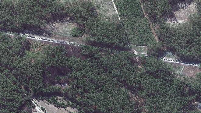 La colonna di mezzi russi a sud est di Ivankiv, ripresa dal satellite Maxar Technologies