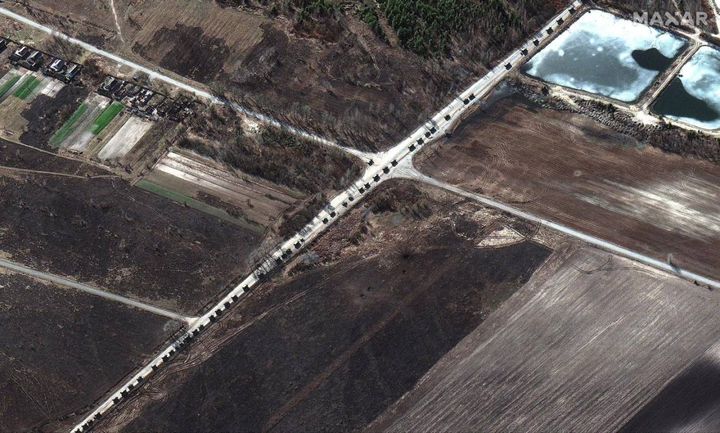 Il convoglio russo a nord di Ivankiv (immagini satellitari Maxar Technologies)