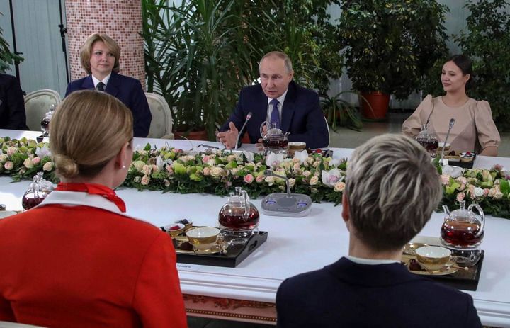 Vladimir Putin incontra le hostess