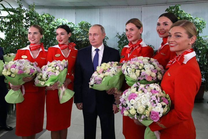 Putin tra le hostess