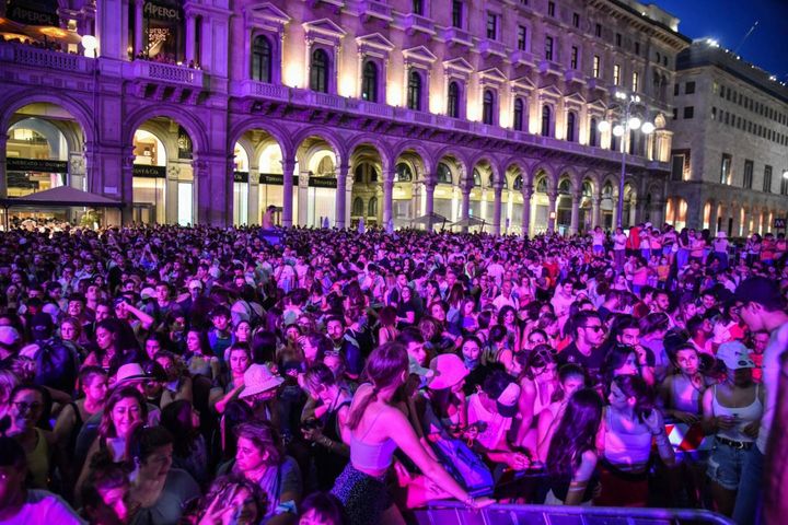 La folla in piazza Duomo
