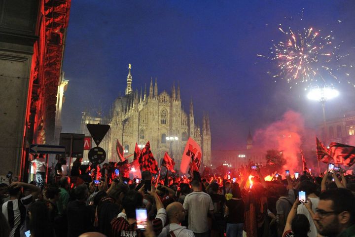 La gioia rossonera in piazza Duomo