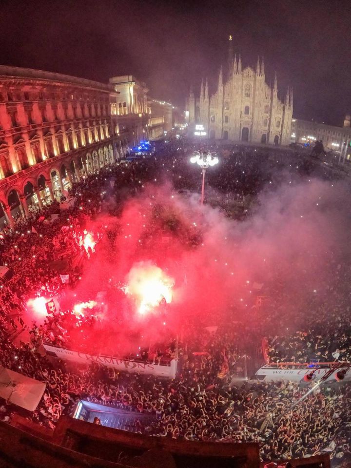 Festa scudetto Milan, il pullman in piazza Duomo accolto da una marea di tifosi