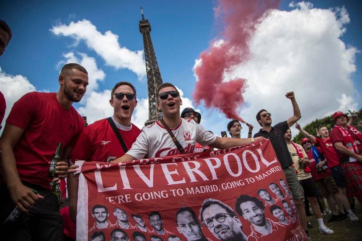 I tifosi del Liverpool sotto la Torre Eiffel