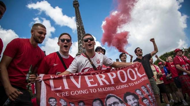 I tifosi del Liverpool sotto la Torre Eiffel
