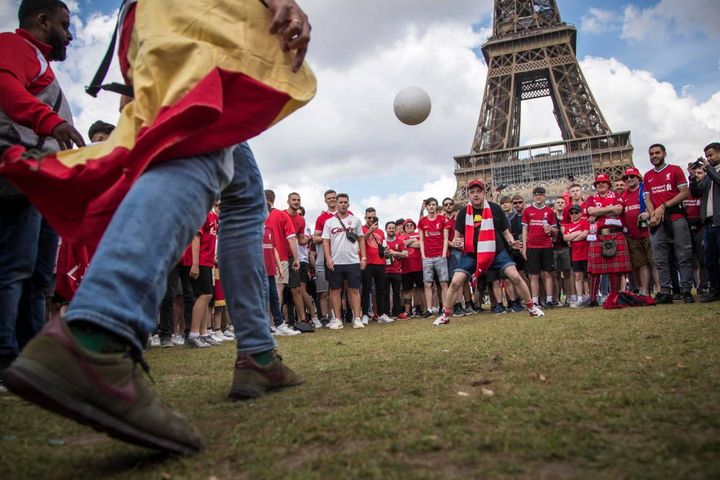 Si tifa e gioca sotto il monumento simbolo di Parigi