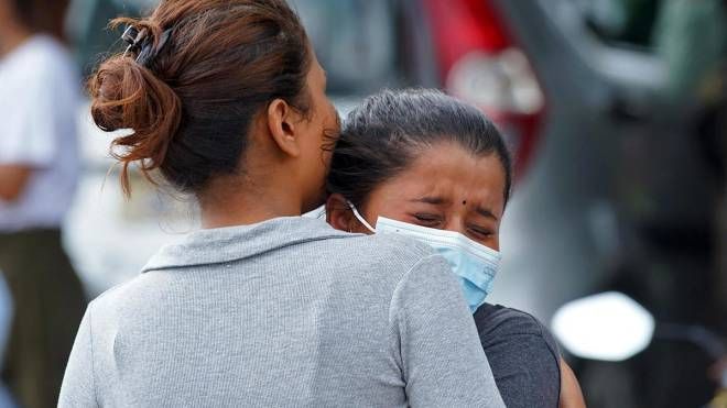 Paura e dolore per i parenti e i conoscenti delle persone a bordo dell'aereo scomparso in Nepal