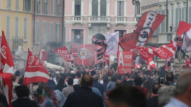 Monza in Serie A, la festa in città con il passaggio del pullman scoperto