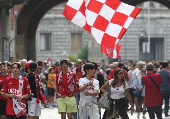 Monza in Serie A, la festa in città con il passaggio del pullman scoperto