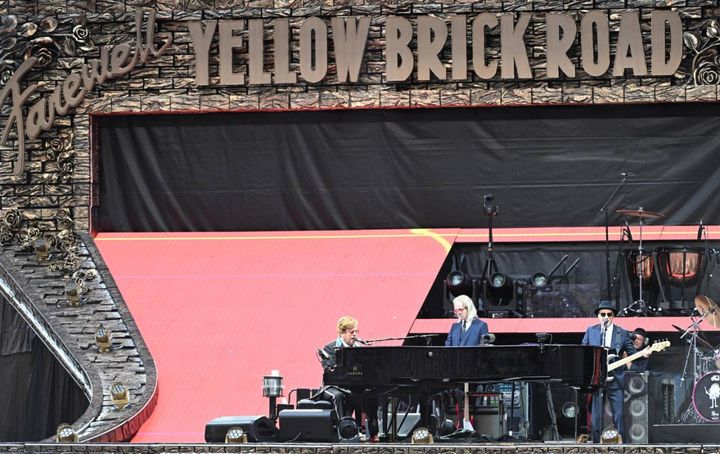 La scenografia del concerto di Elton John a San Siro