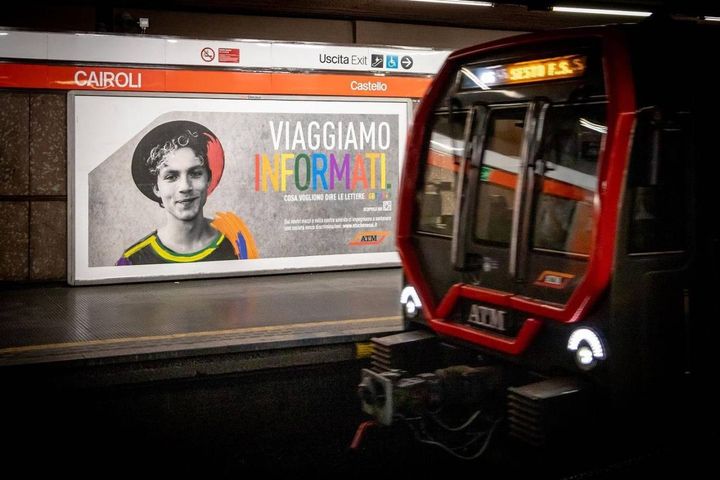 Uno dei manifesti apparsi nella metropolitana di Milano