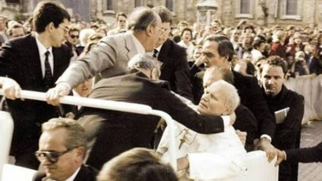 L'attentato a Giovanni Paolo II il 13 maggio 1981 , in piazza San Pietro