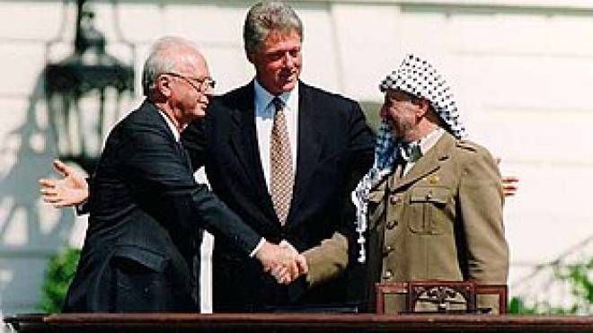 Yitzhak Rabin (sinistra) a Camp David: venne ucciso il 4 novembre 1995 a Tel Aviv