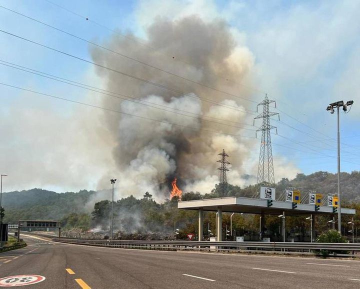 Incendio sul Carso, le fiamme lambiscono l'autostrada