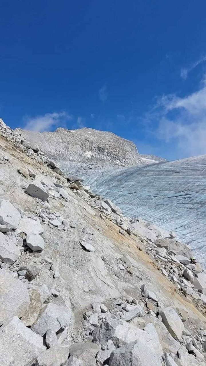 Adamello, crollo massi sul ghiacciaio