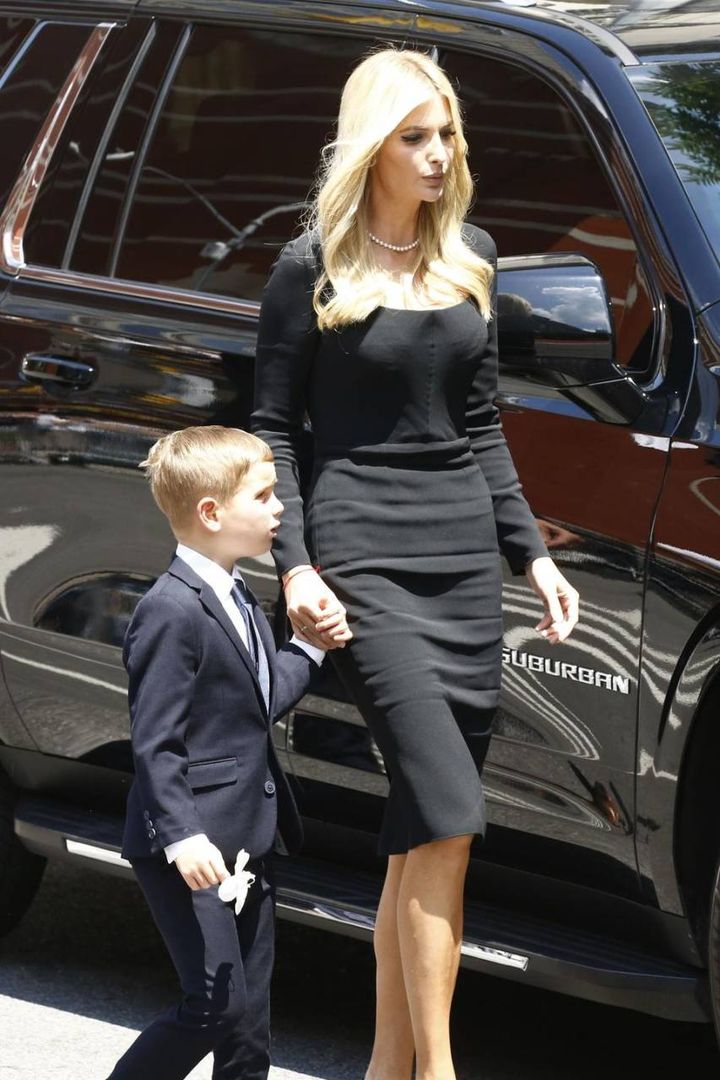 Ivanka Trump e il figlio Theo all'arrivo nella St. Vincent Ferrer Roman Catholic Church di New York per i funerali di Ivana Trump 