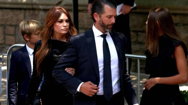 Donald Trump Jr  e la consigliera dell'ex presidente Donald Trump,   Kimberly Guilfoyle, ai funerali di Ivana Trump