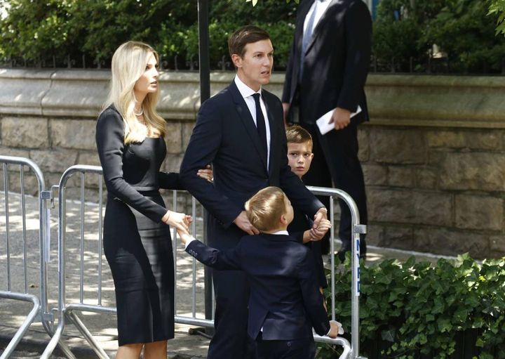 Ivanka Trump, il marito Jared Kushner con i loro figli  Theo e Joseph all'arrivo nella Vincent Ferrer Roman Catholic Church di New York per i funerali di Ivana Trump