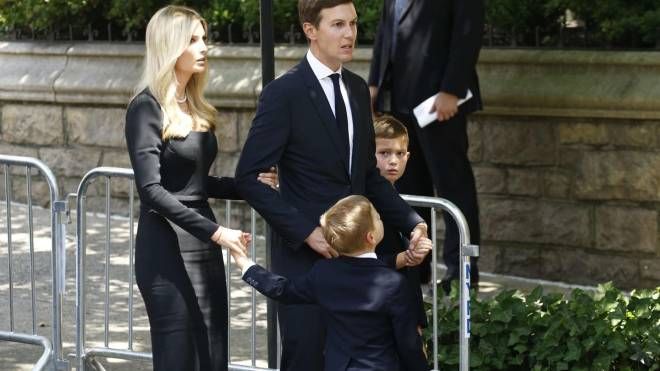 Ivanka Trump, il marito Jared Kushner con i loro figli  Theo e Joseph all'arrivo nella Vincent Ferrer Roman Catholic Church di New York per i funerali di Ivana Trump
