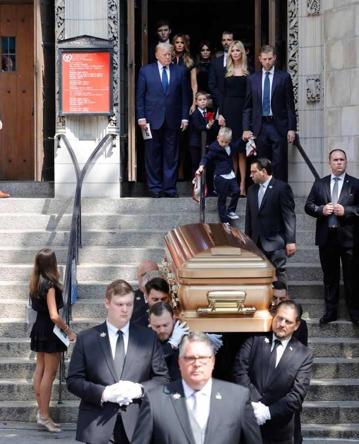L'uscita della bara durante i funerali di Ivana Trump alla Vincent Ferrer Roman Catholic Church in New York
