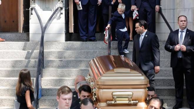 L'uscita della bara durante i funerali di Ivana Trump alla Vincent Ferrer Roman Catholic Church in New York