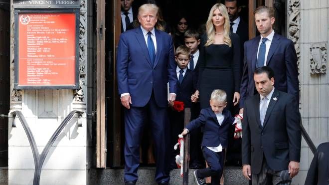 Donald Trump, la figlia Ivanka con i suoi bambini all'uscita della Vincent Ferrer Roman Catholic Church di New York durante i funerali di Ivana Trump 