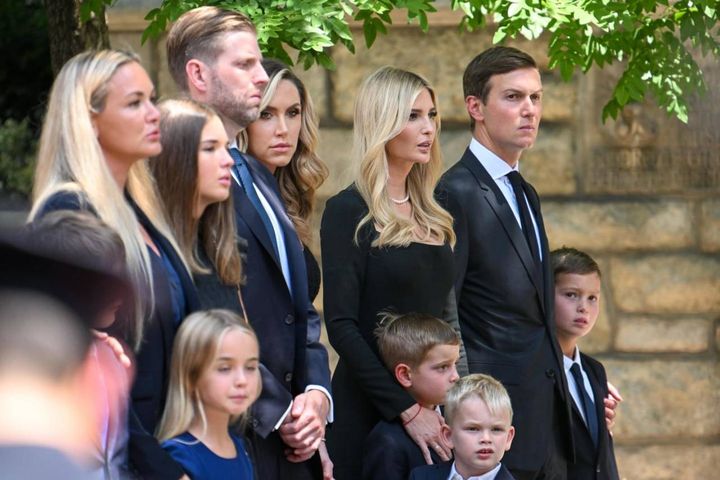 Alcuni partecipanti ai funerali di Ivana Trump. Sulla destra Ivanka Trump e Jared Kusher