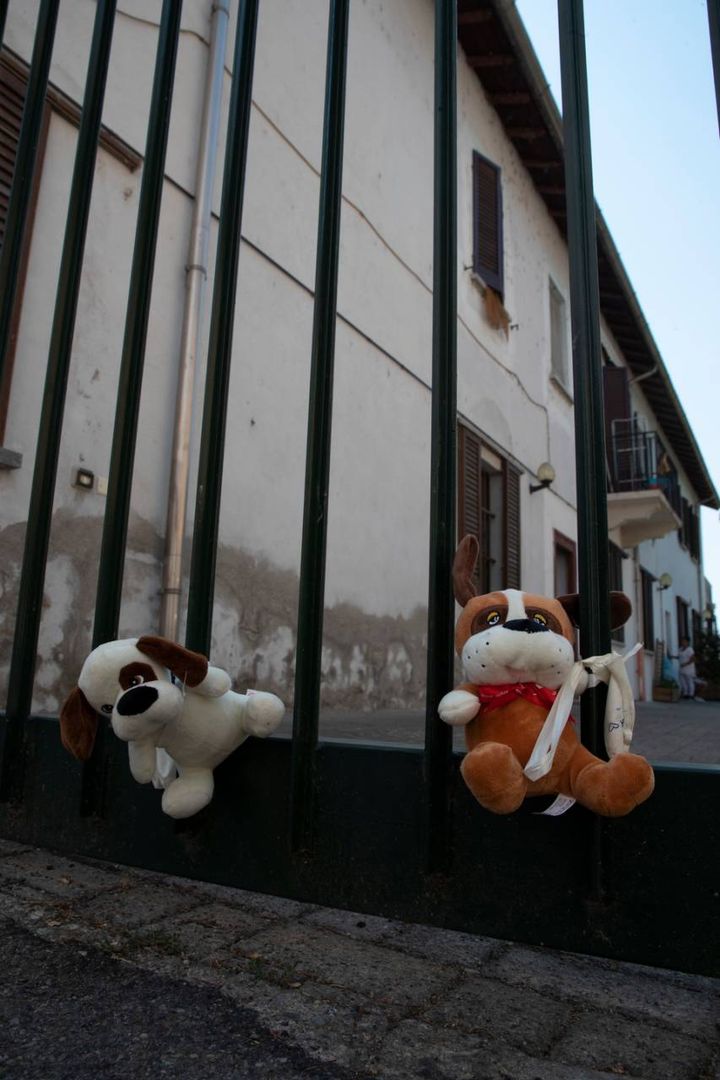 Milano, la casa di via Parea dove è stata trovata Diana senza vita: peluche sul cancello