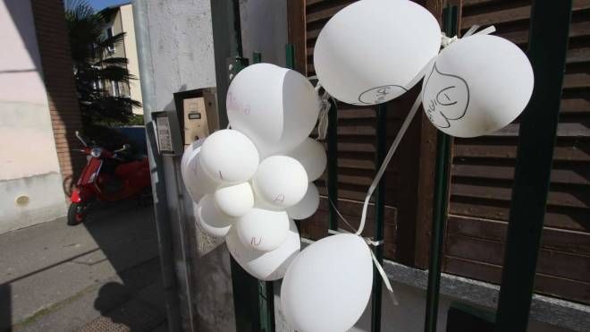 Milano, la casa di via Parea dove è stata trovata Diana senza vita: palloncini sul cancello