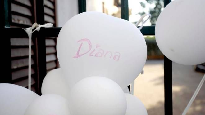 Milano, la casa di via Parea dove è stata trovata Diana senza vita: palloncini sul cancello